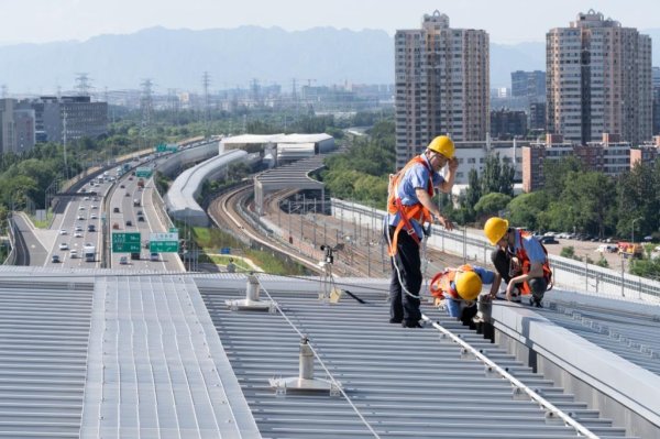 盈易点 “体检”清河火车站房顶！脚下70.7 ℃